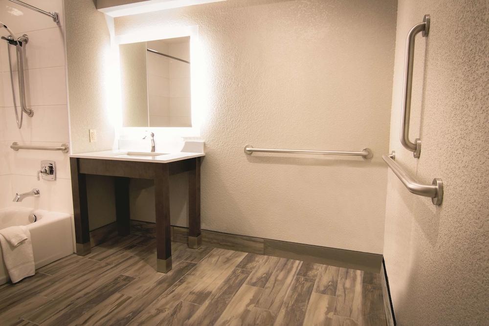 La Quinta By Wyndham Anchorage Airport Hotel Bagian luar foto