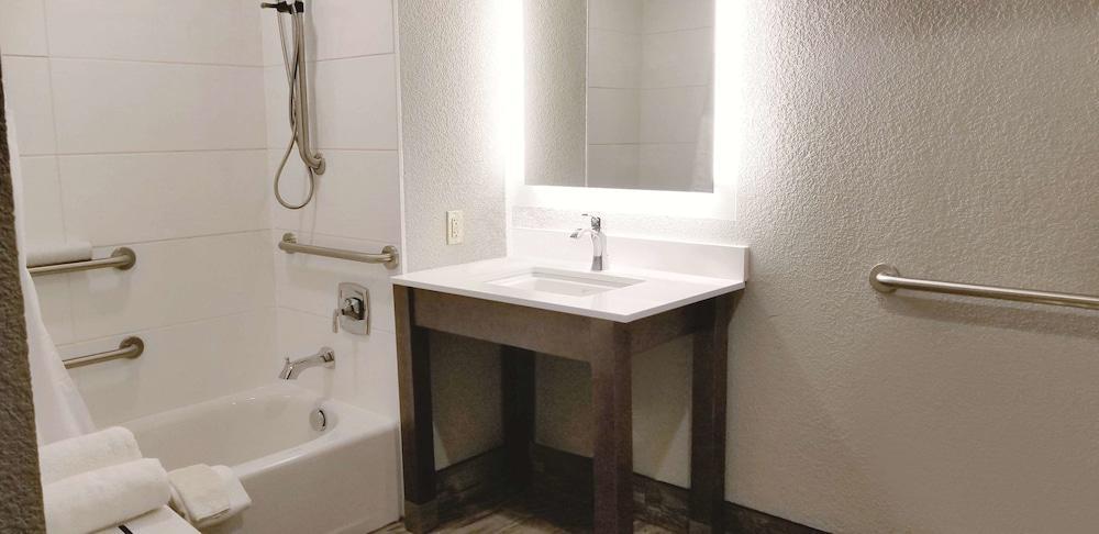 La Quinta By Wyndham Anchorage Airport Hotel Bagian luar foto