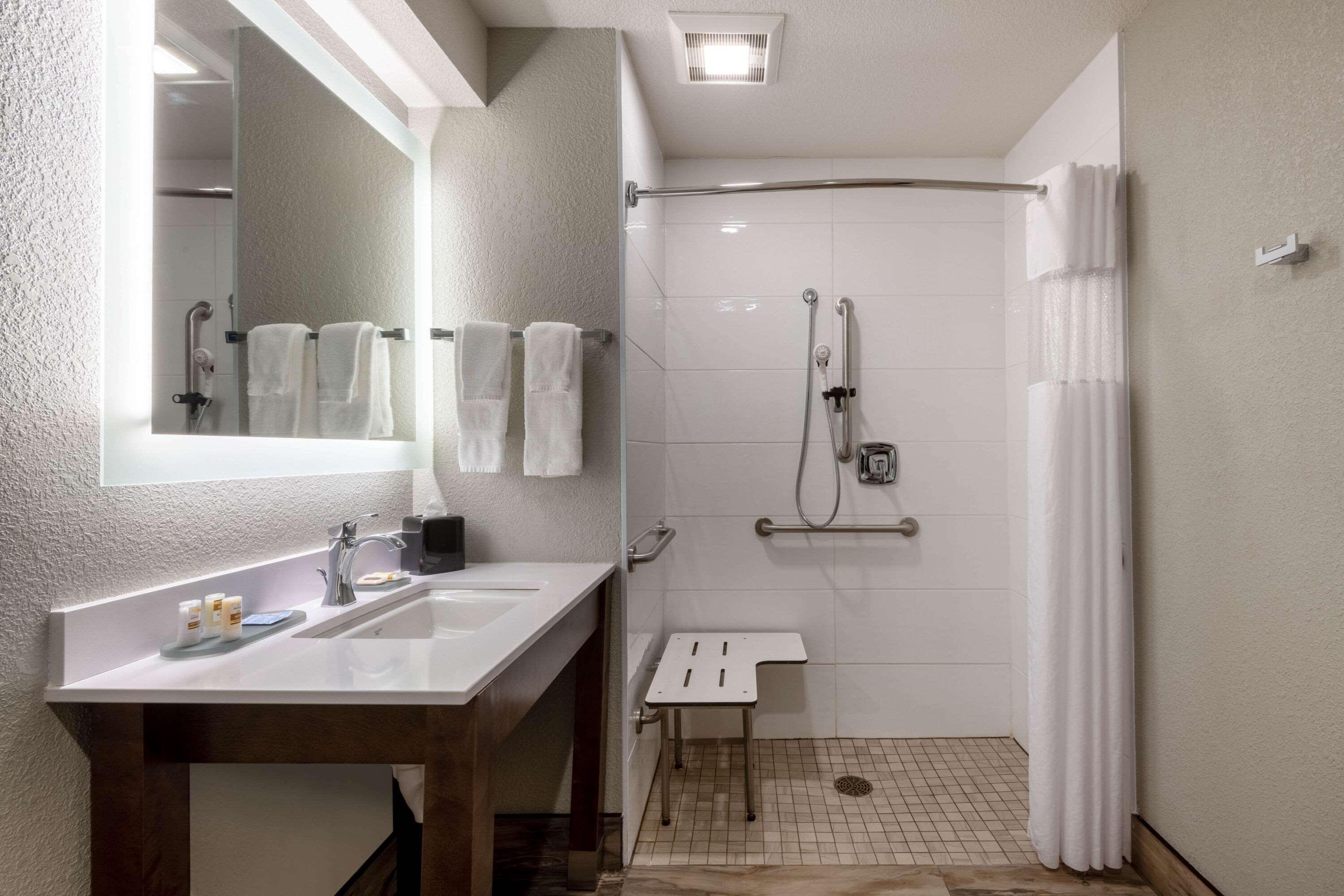 La Quinta By Wyndham Anchorage Airport Hotel Bagian luar foto