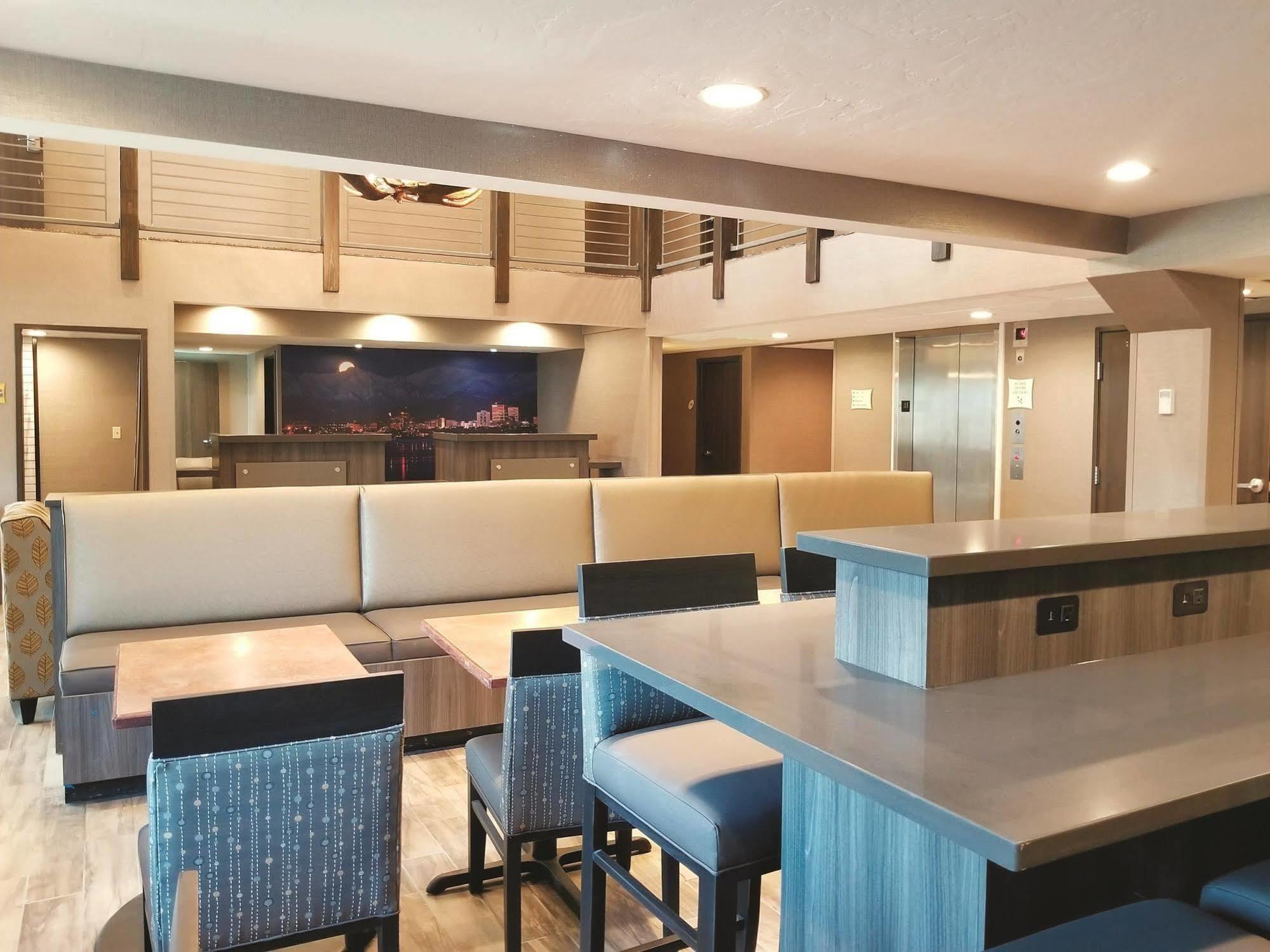 La Quinta By Wyndham Anchorage Airport Hotel Bagian luar foto