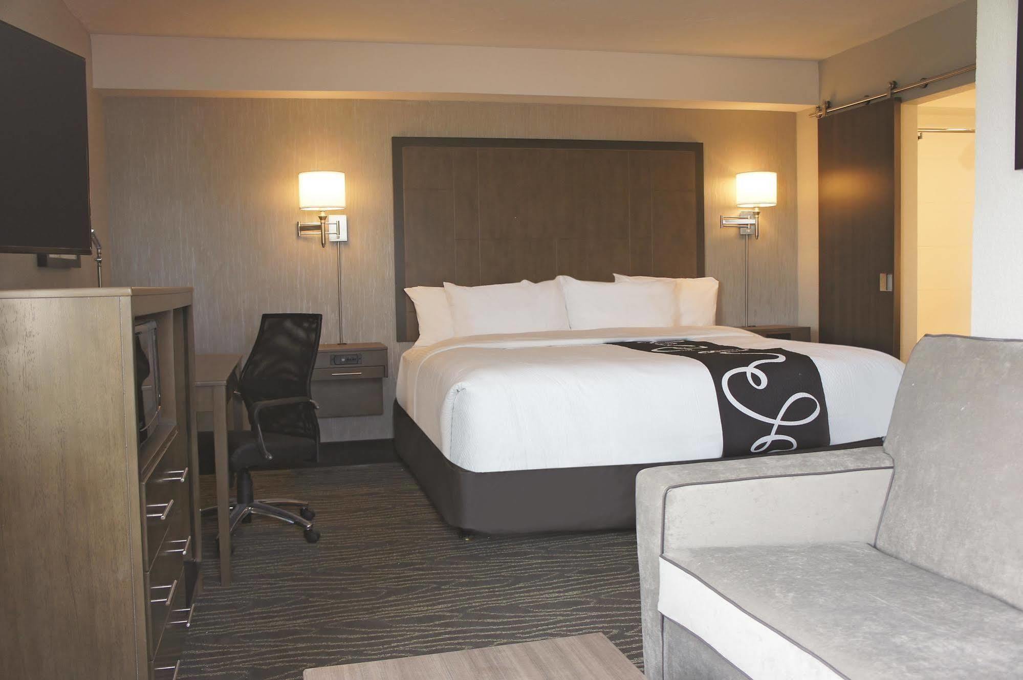 La Quinta By Wyndham Anchorage Airport Hotel Bagian luar foto