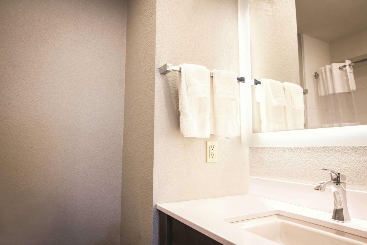 La Quinta By Wyndham Anchorage Airport Hotel Bagian luar foto
